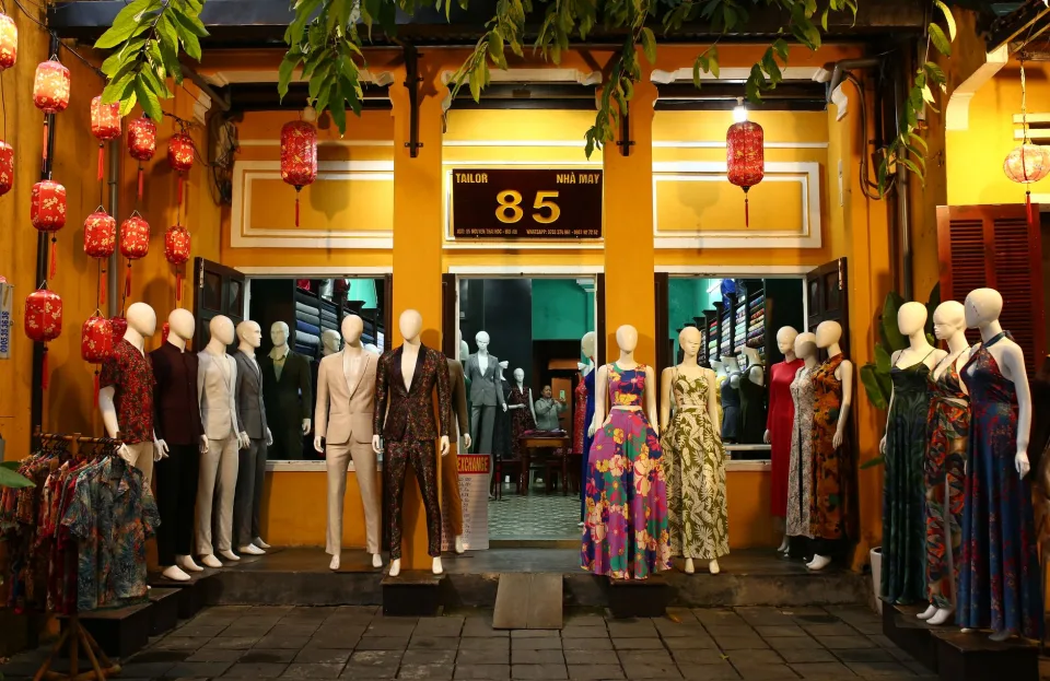Áo sơ mi trắng, quần tây, kèm túi đựng